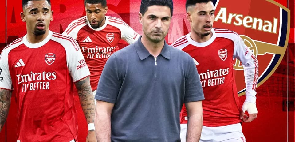 Arsenal players and manager posing with club logo