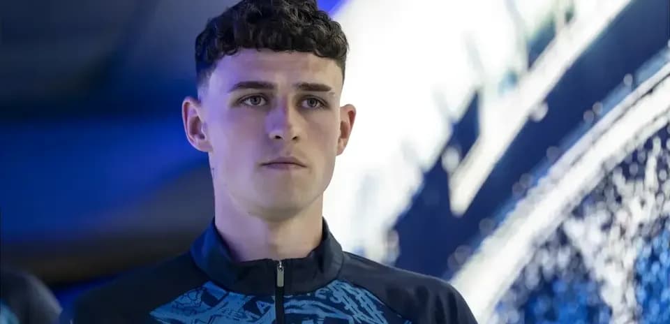 Player in Manchester City training kit before match