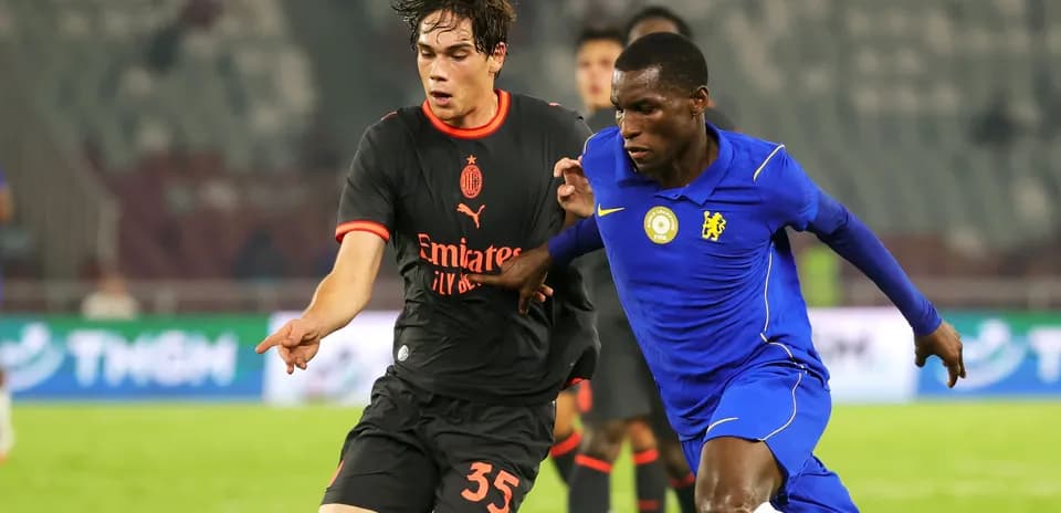 Players from AC Milan and Chelsea competing for possession