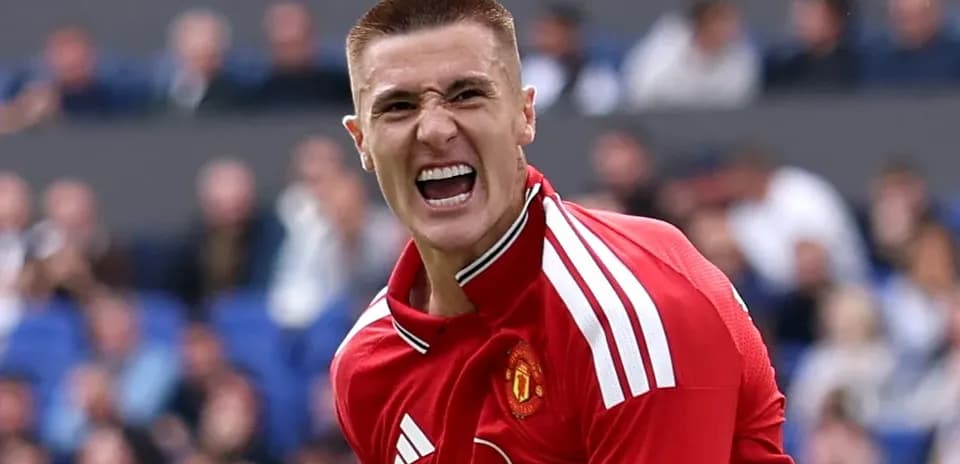 Player celebrating in Manchester United jersey