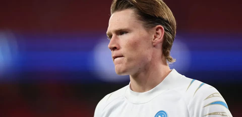 Player in Napoli jersey during match preparation