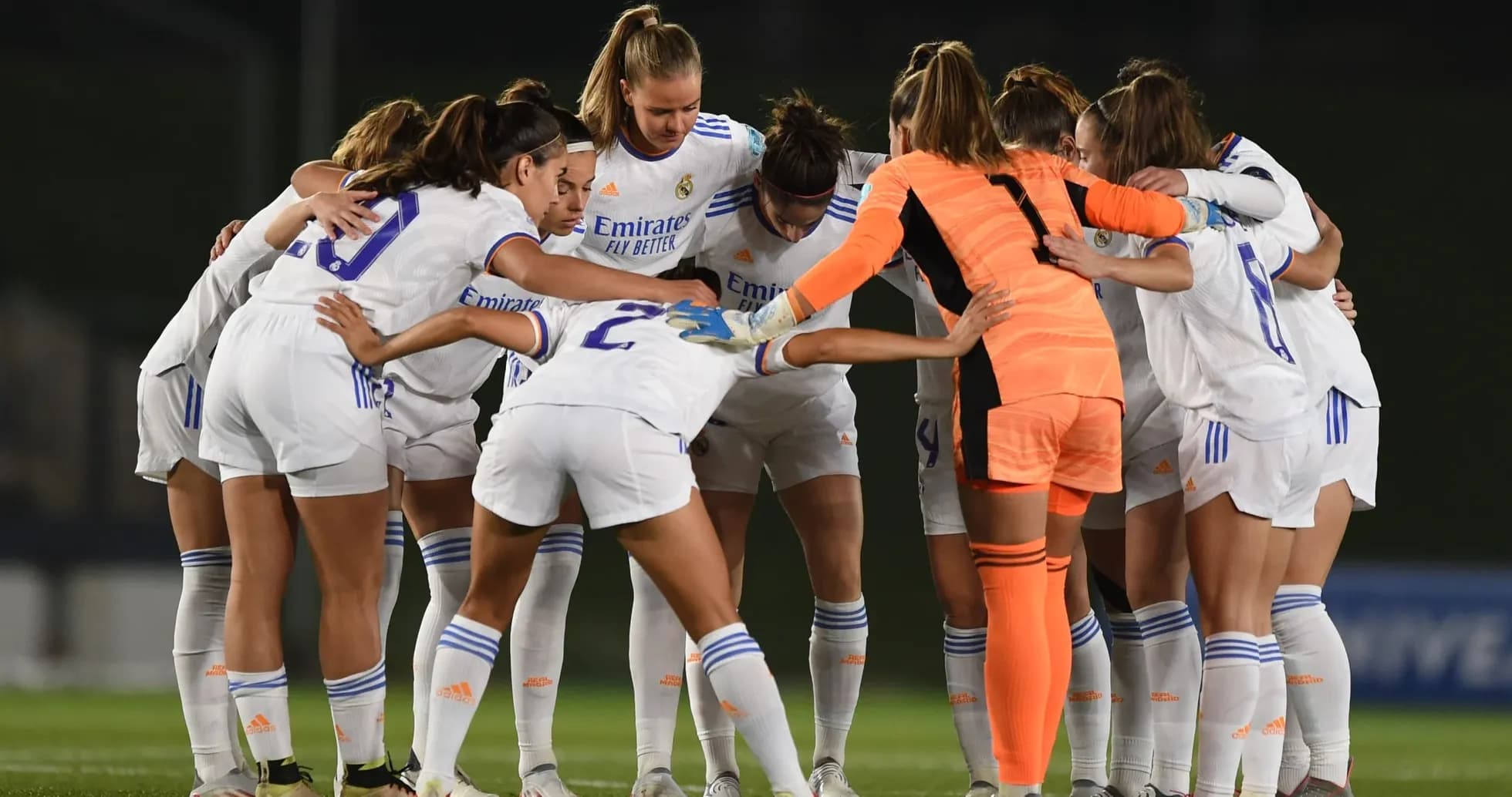 Real Madrid women huddling before the match