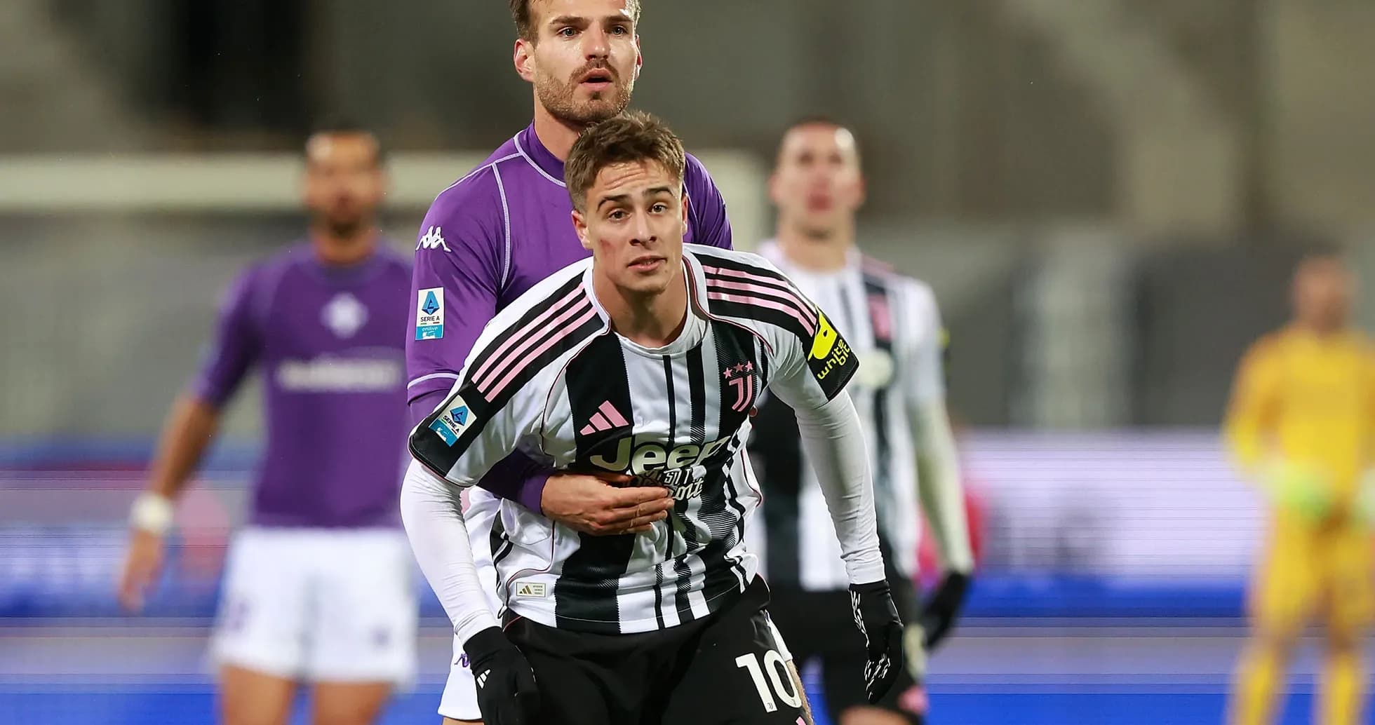 Juventus player being challenged by Fiorentina player
