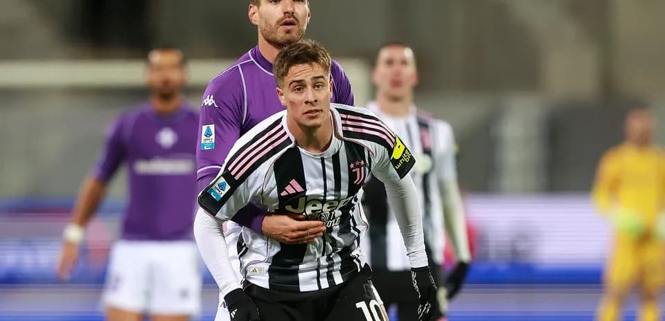 Juventus player being challenged by Fiorentina player