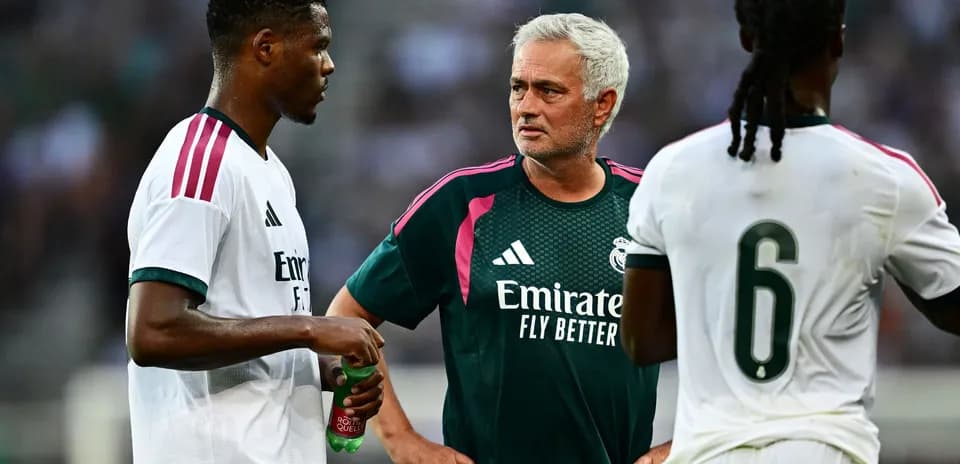 Jose Mourinho talking to players during training session