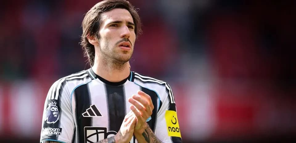 Player in Newcastle United kit clapping hands