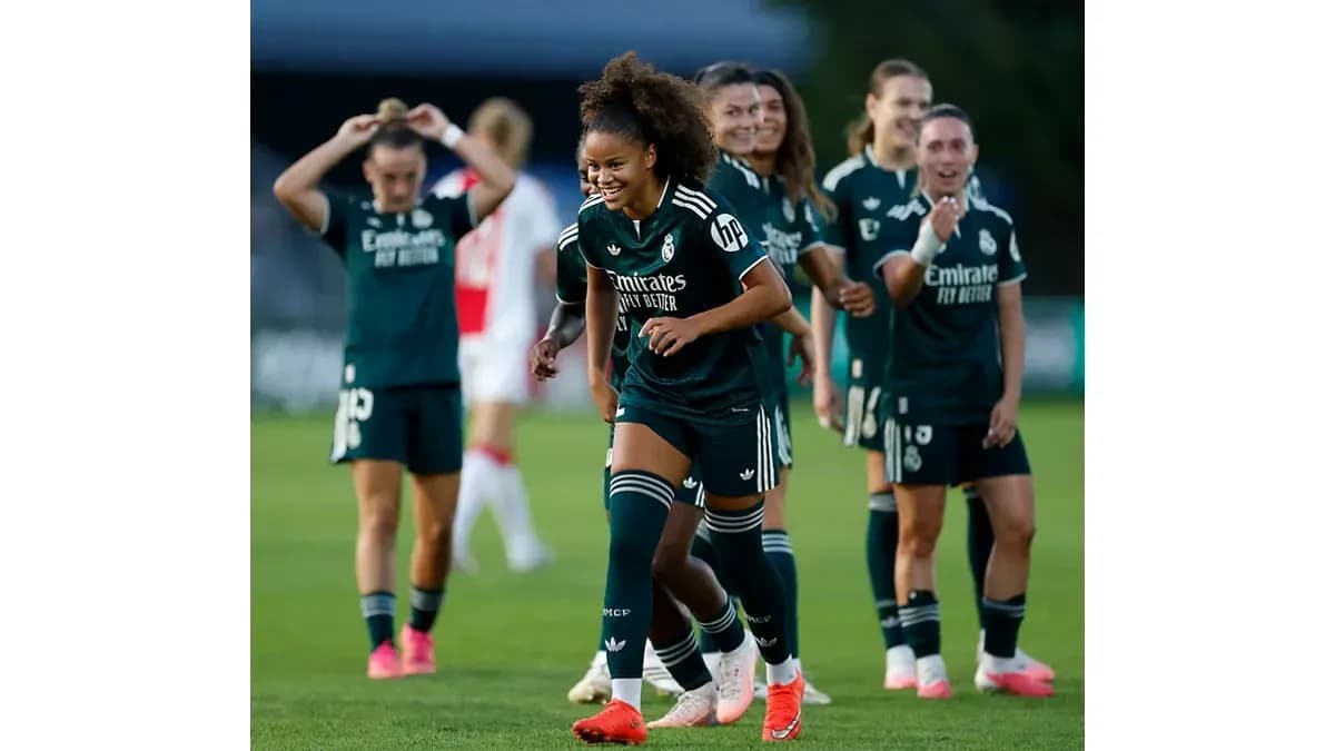 Real Madrid W celebrating a goal during match