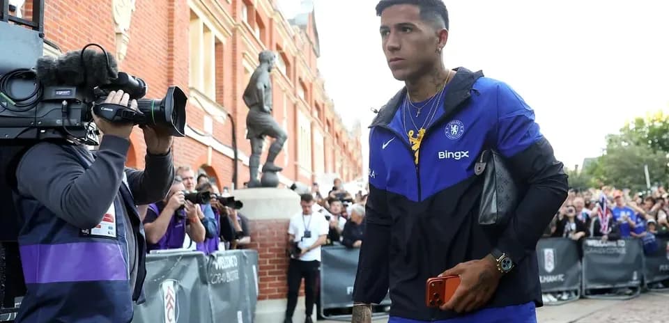 Player arriving at stadium with media presence