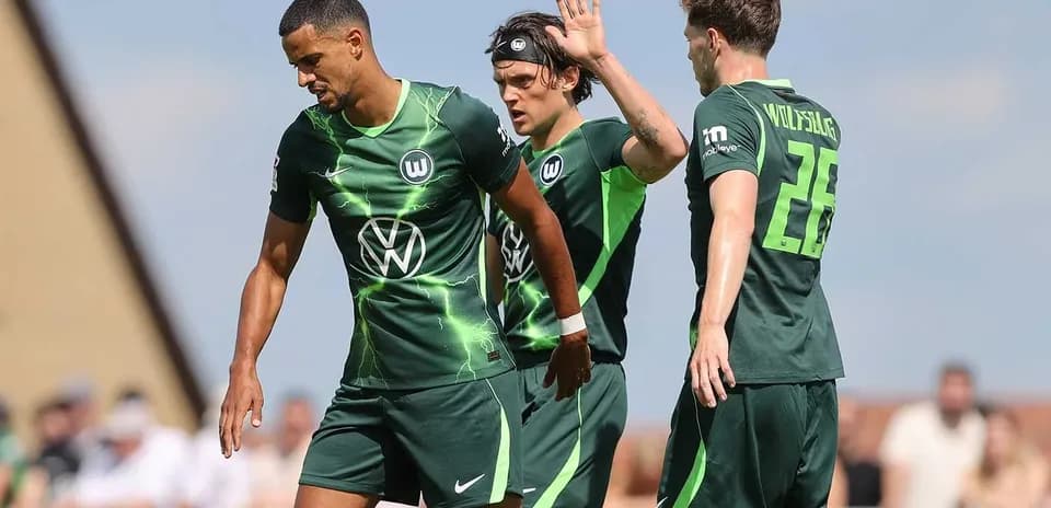 Wolfsburg players discussing during training session