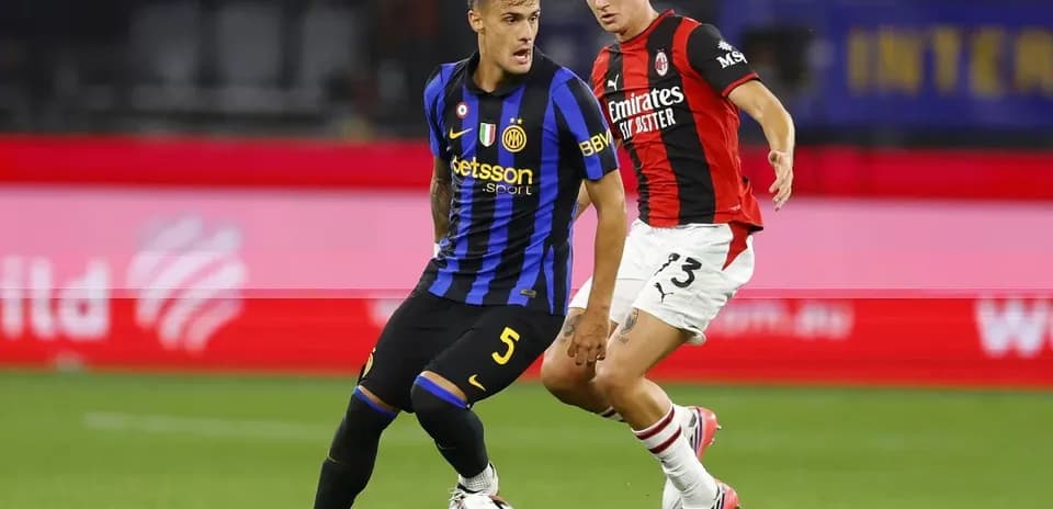 Inter Milan and AC Milan players competing for the ball