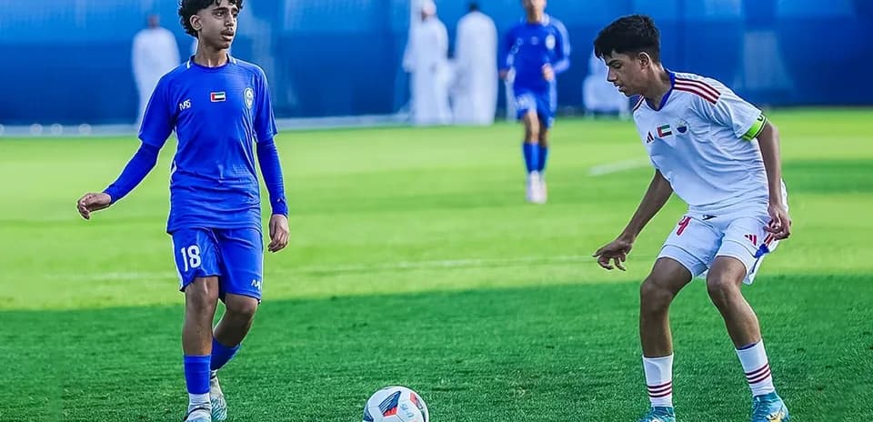 Ittihad Kalba U23 player dribbling the ball