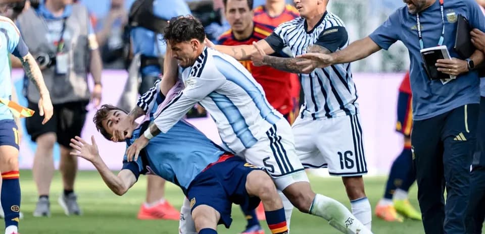 Players from Argentina and Spain in a confrontation