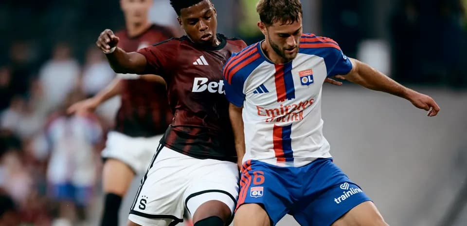 Lyon player battling against Sparta Praha opponent