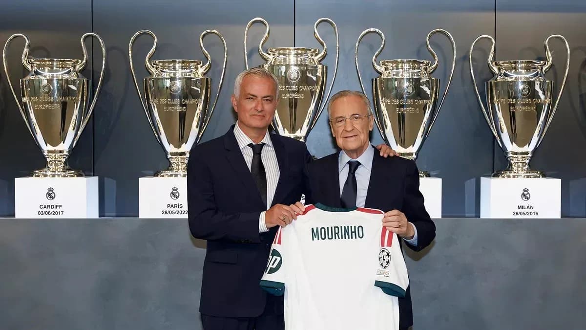 José Mourinho holding jersey with club president Florentino Pérez