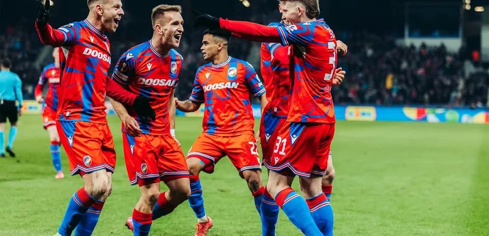 Players celebrating goal during Plzen match