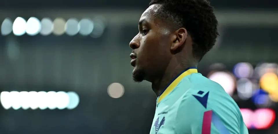 Player in teal jersey during match, side profile