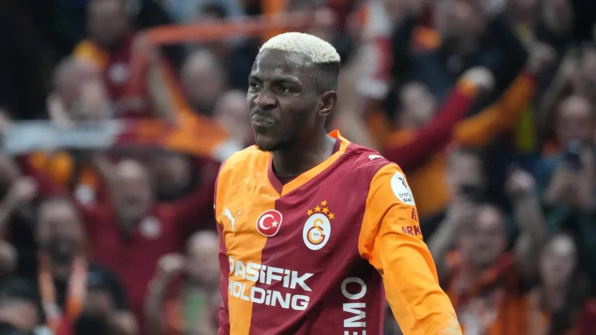 Player celebrating in Galatasaray jersey at stadium