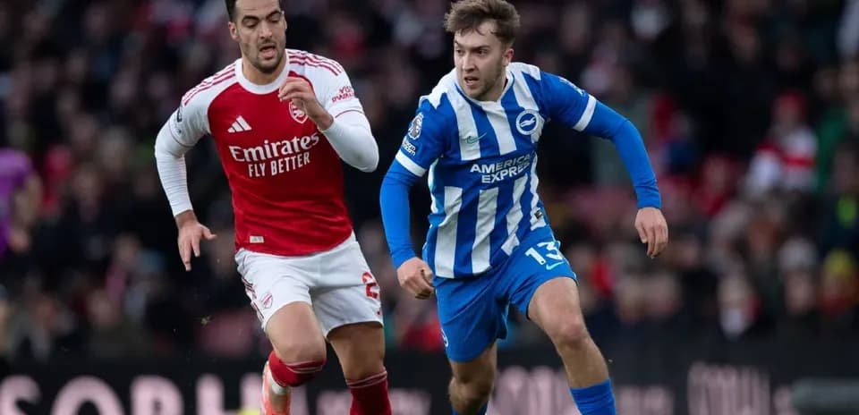 Players from Arsenal and Brighton competing for the ball
