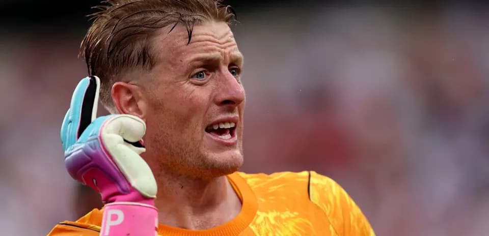 Goalkeeper gesturing during match action