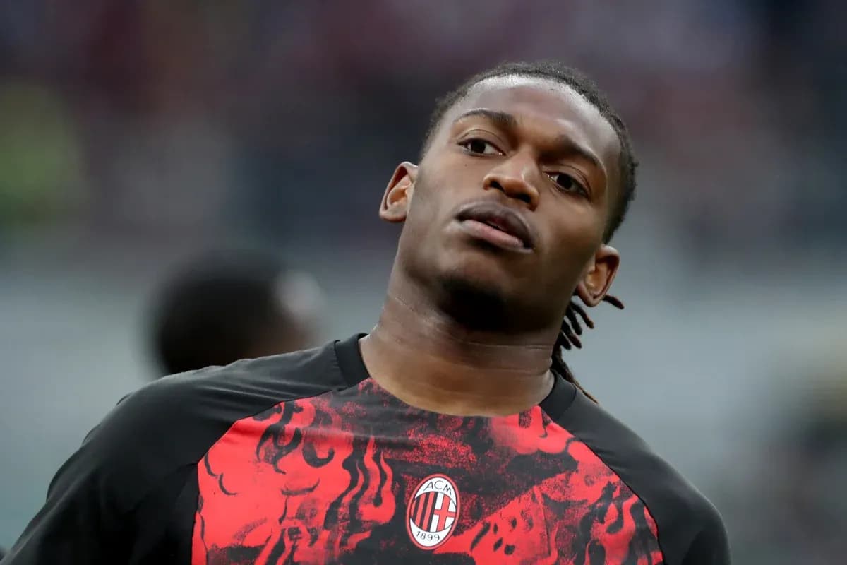 Player warming up in AC Milan training kit