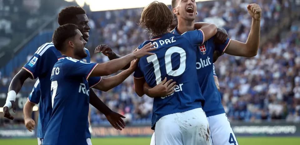 Players celebrating a goal during Como match