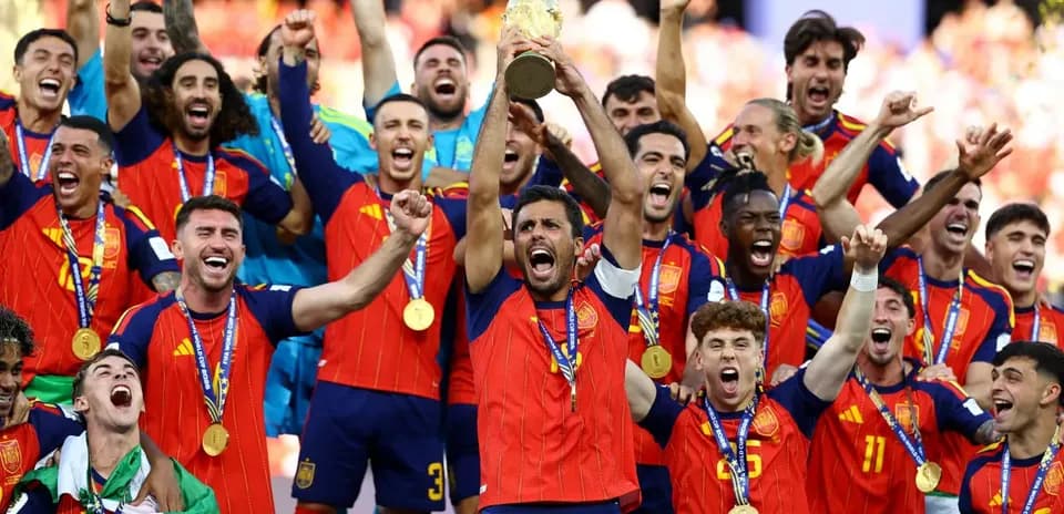 Spain Fans Celebrate Second World Cup Title with Passion and Fireworks