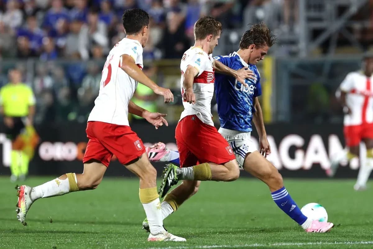 Genoa players challenging for the ball against Como Genoa players challenging for the ball against Como