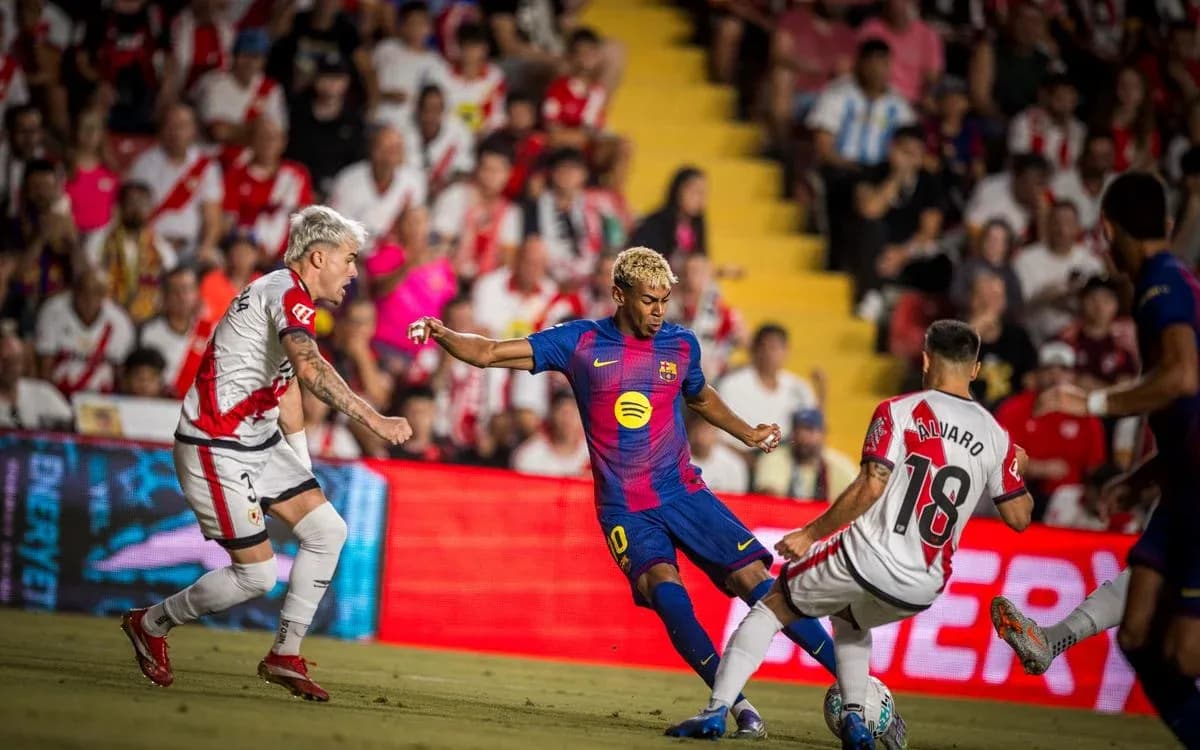 Barcelona player dribbling against Rayo Vallecano Barcelona player dribbling against Rayo Vallecano