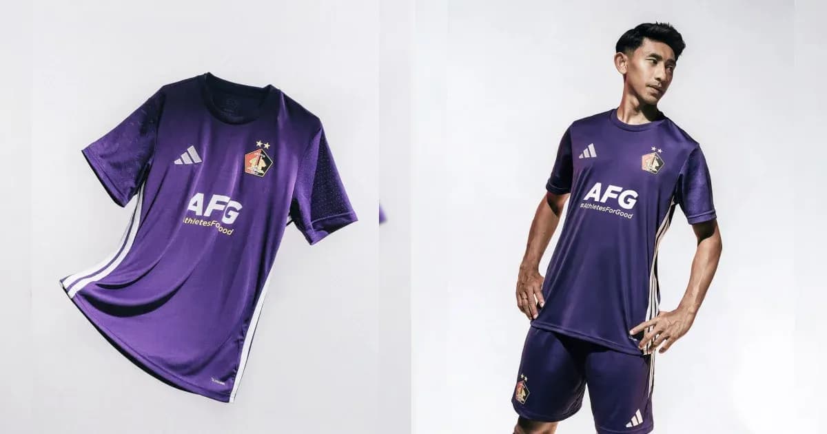 Player modeling purple football kit with logo Player modeling purple football kit with logo