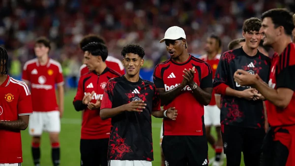 Manchester United players celebrating on the pitch Manchester United players celebrating on the pitch
