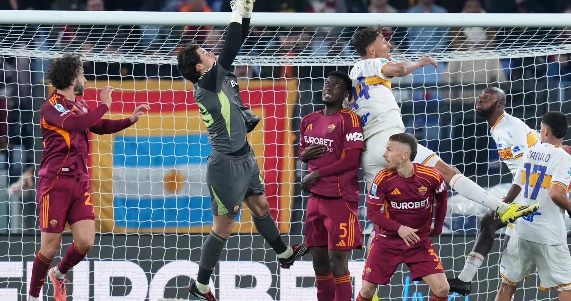 Goalkeeper saving a shot during Lecce vs AS Roma Goalkeeper saving a shot during Lecce vs AS Roma