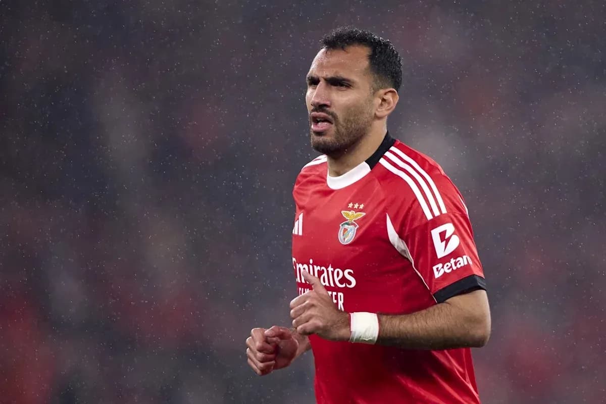 Player in red Benfica jersey during rainy match Player in red Benfica jersey during rainy match