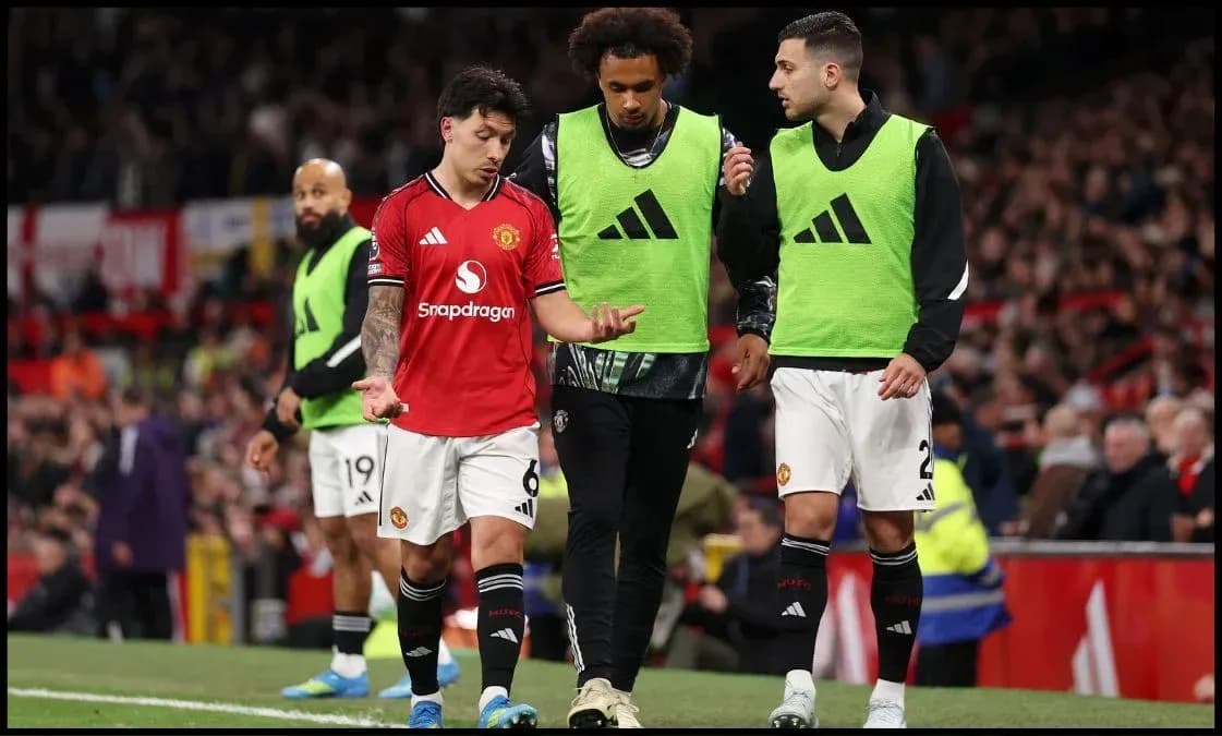 Manchester United players discussing during match substitution Manchester United players discussing during match substitution