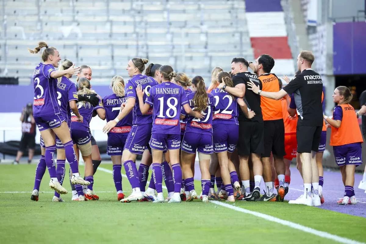 Austria Wien W celebrating a goal together Austria Wien W celebrating a goal together