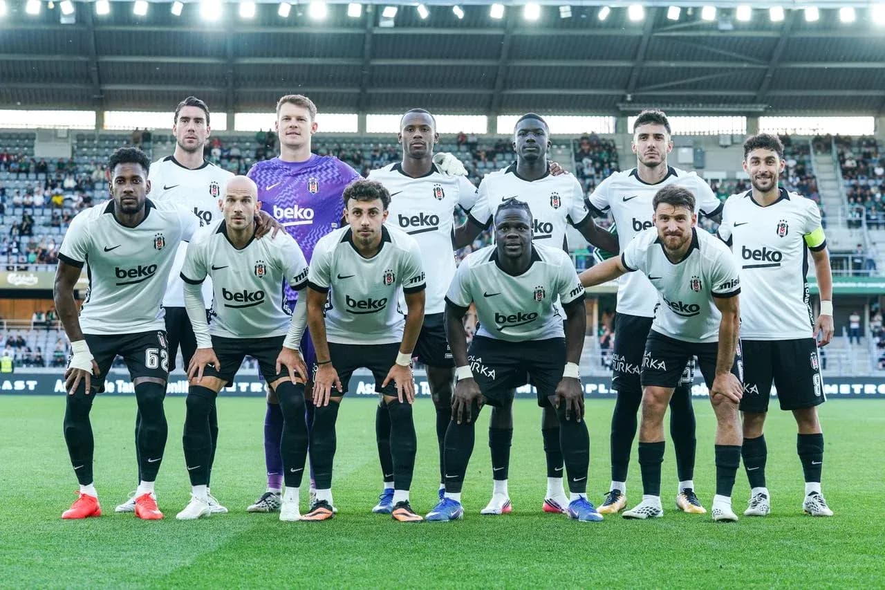 Beşiktaş team lineup before match Beşiktaş team lineup before match