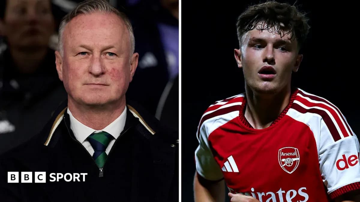 Manager and player from Arsenal during match Manager and player from Arsenal during match