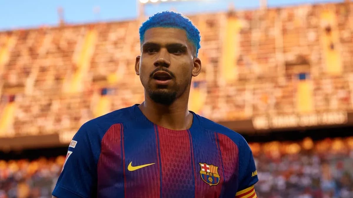 Player with blue hair in FC Barcelona jersey Player with blue hair in FC Barcelona jersey