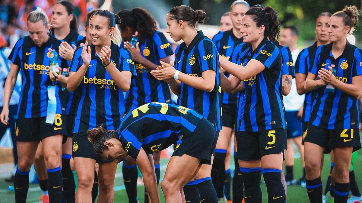 Inter Milano W players celebrating on the field Inter Milano W players celebrating on the field