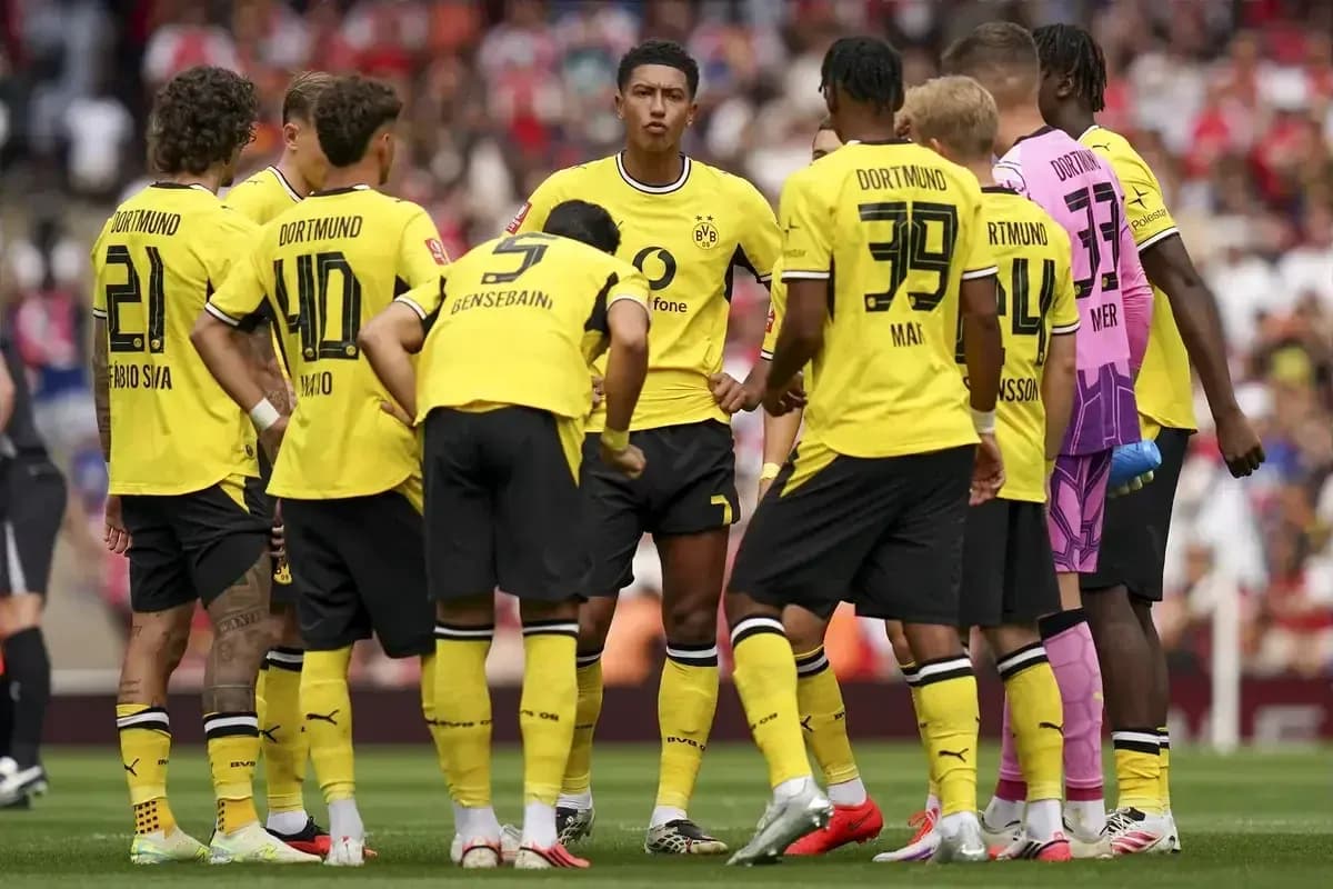 Borussia Dortmund players in a team huddle Borussia Dortmund players in a team huddle