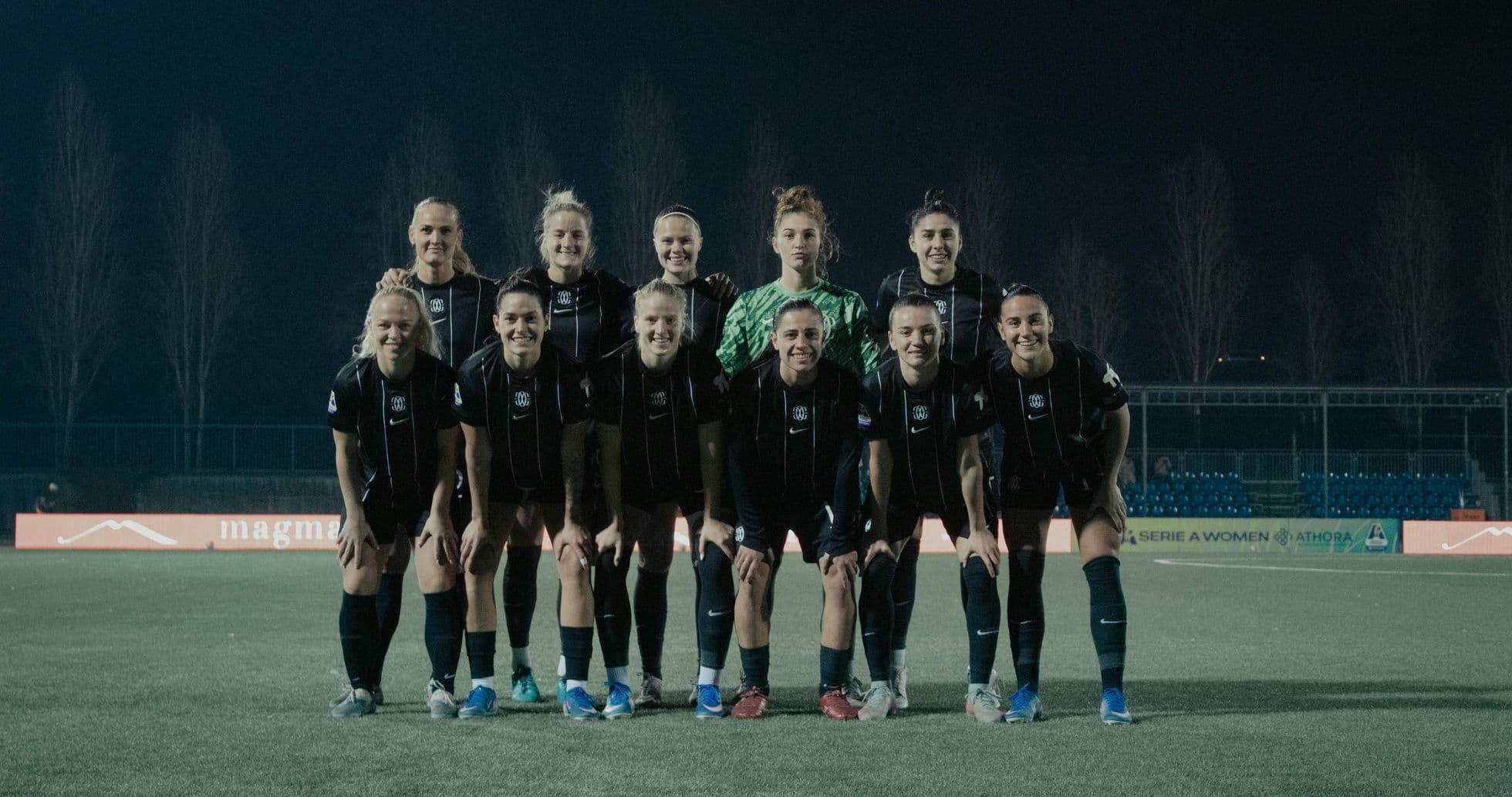 Como women's team posing for team photo Como women's team posing for team photo