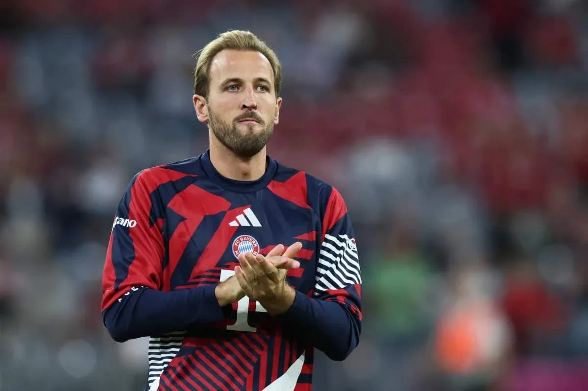 Player clapping in Bayern Munich training kit Player clapping in Bayern Munich training kit