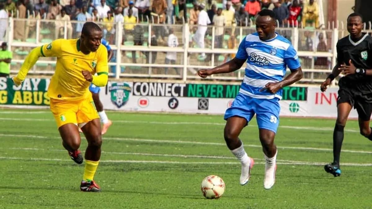 Enyimba player dribbling past Plateau United opponent Enyimba player dribbling past Plateau United opponent
