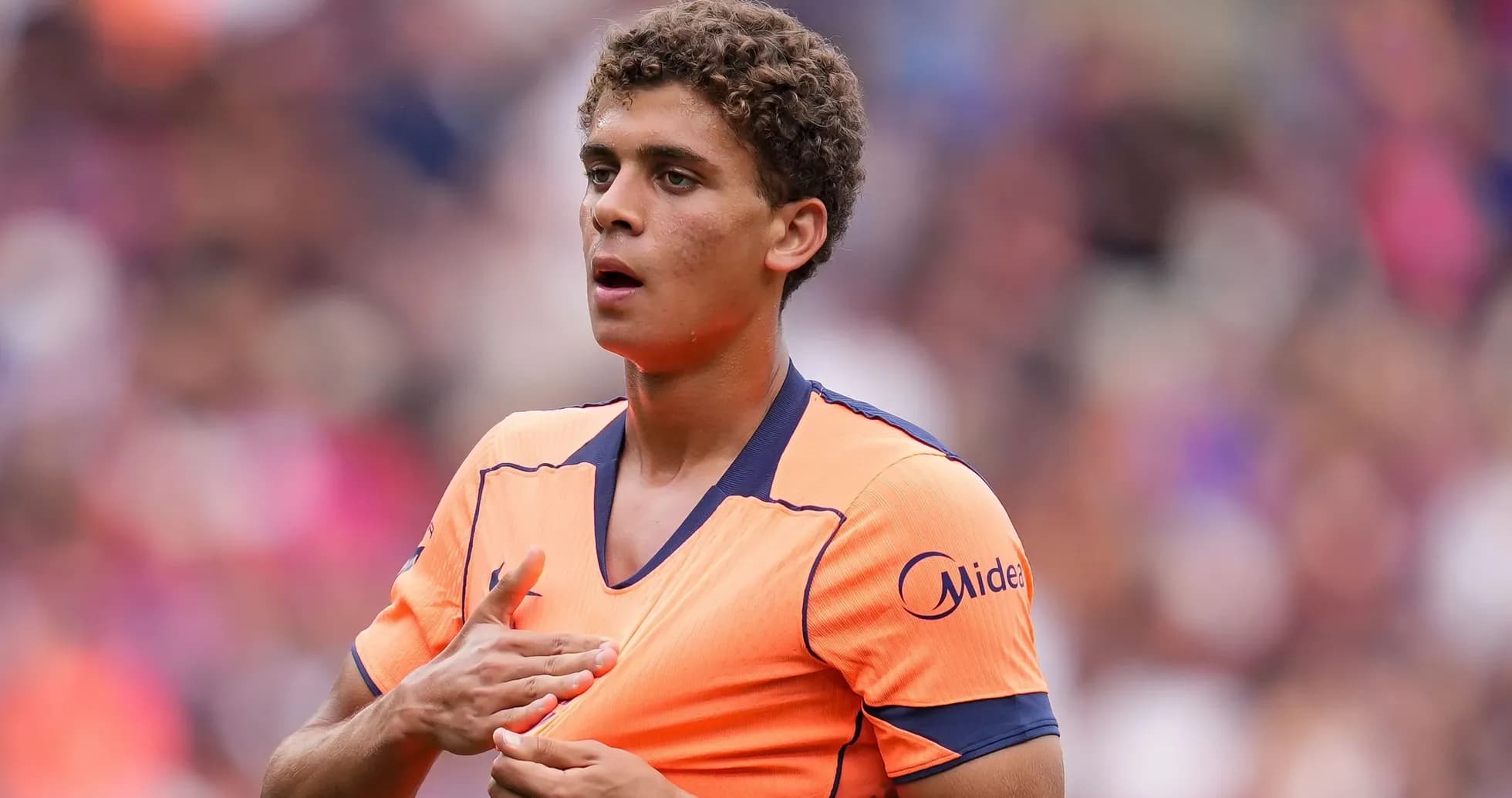 Player in orange jersey during match preparation Player in orange jersey during match preparation