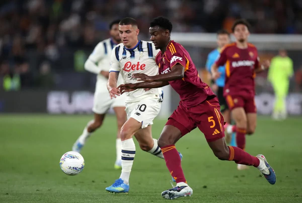 Players competing for the ball in Serie A match Players competing for the ball in Serie A match
