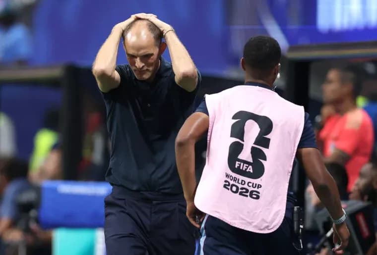 Coach with hands on head during match moment Coach with hands on head during match moment