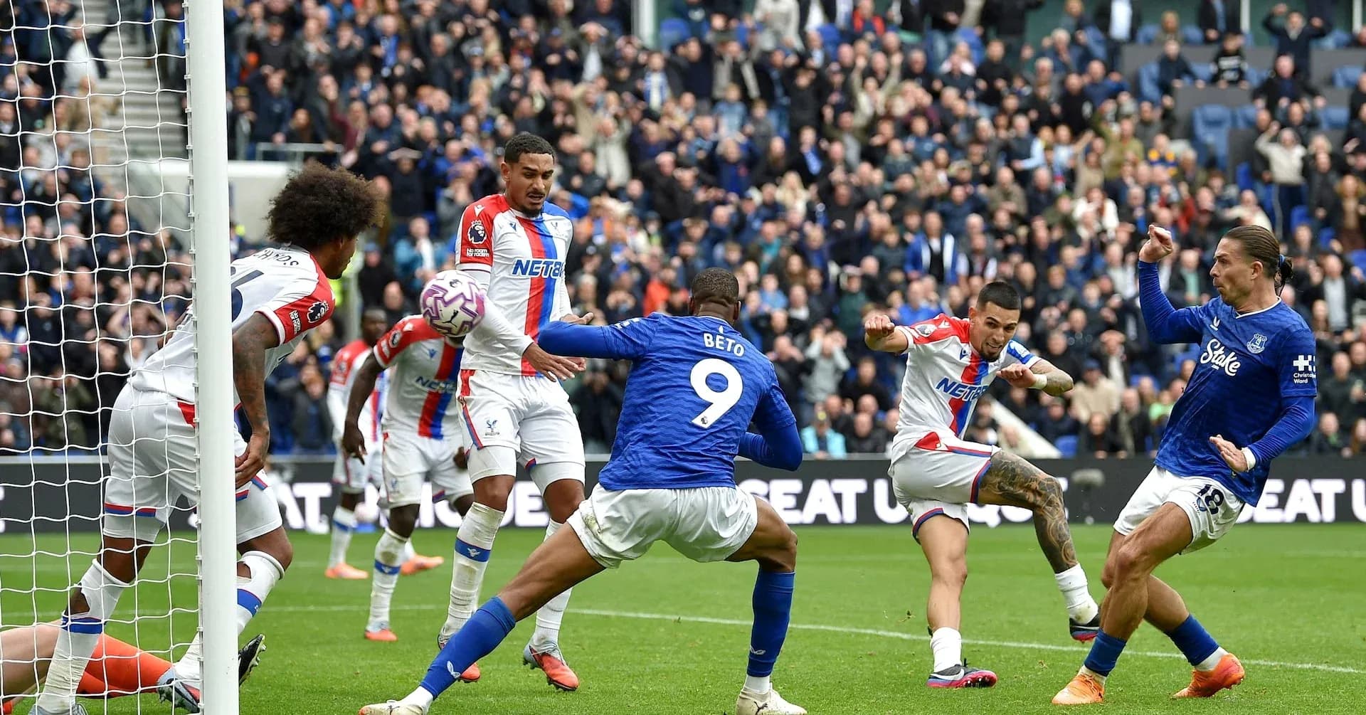 Crystal Palace players defending against Everton attack Crystal Palace players defending against Everton attack
