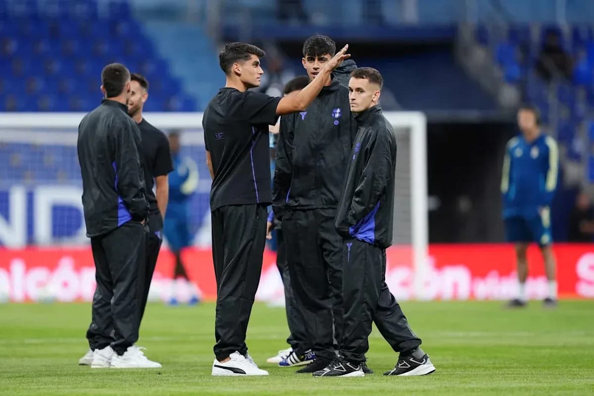 Players discussing on the pitch during warm-up Players discussing on the pitch during warm-up