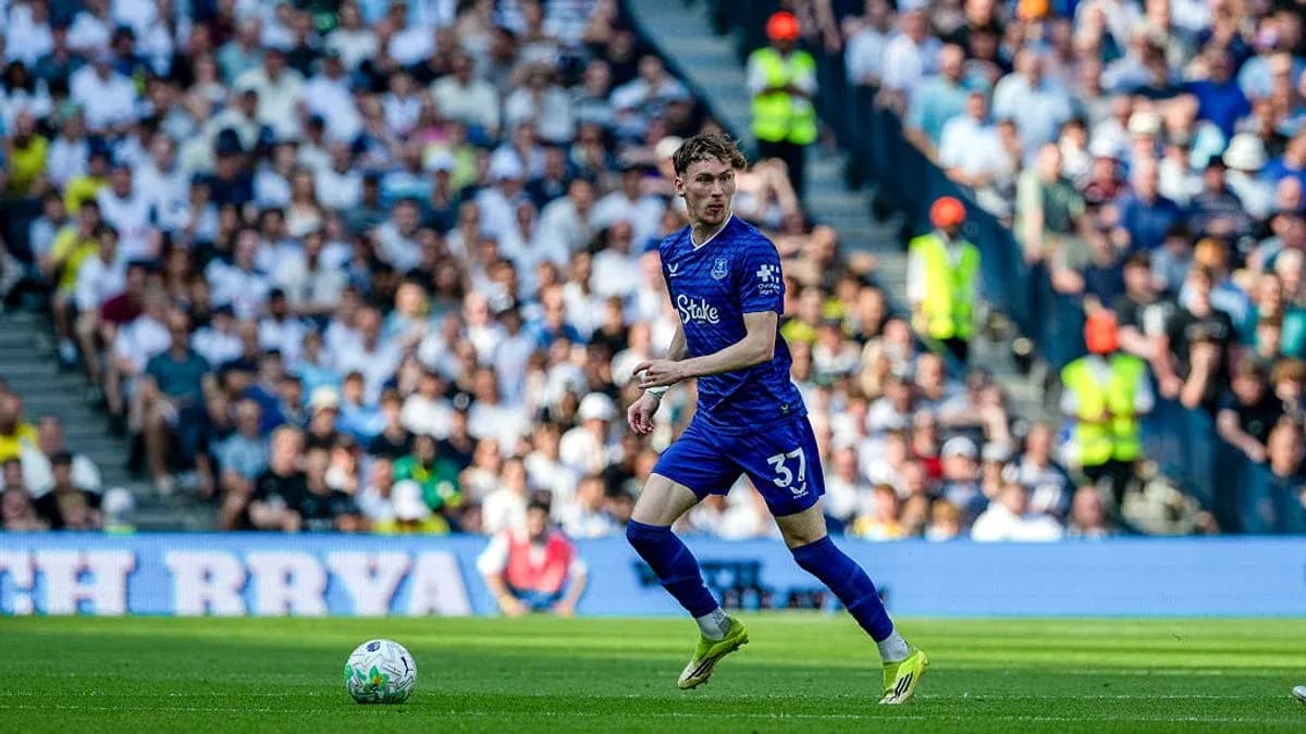 Player in blue kit running on the pitch Player in blue kit running on the pitch