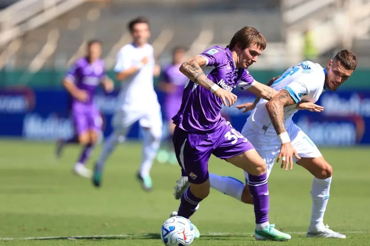Fiorentina player dribbling past Napoli opponent Fiorentina player dribbling past Napoli opponent