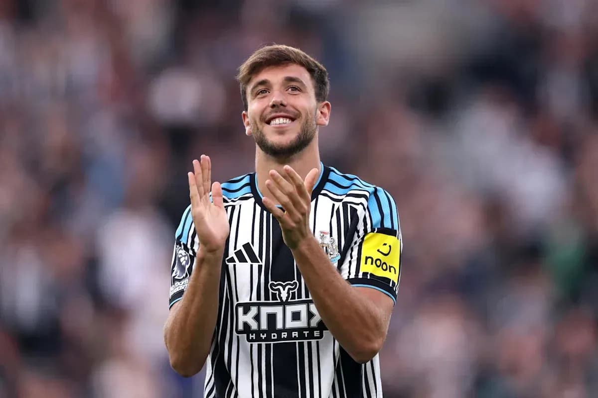 Player applauding fans wearing Newcastle United jersey Player applauding fans wearing Newcastle United jersey